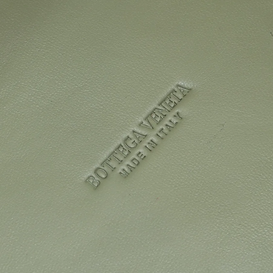 Original leather batch 3760 #Bottega Veneta 2023 spring and summer new Andiamo handbags, many stars have the same style 🎈 Classic full-body leather weaving with golden knot buckle, stable and chic enough [proud] The whole body is made of Nappa sheep leather, comfortable, soft and dynamic. The sliding metal knot buckle can adjust the shoulder strap, single shoulder/handbag/crossbody, multiple carrying methods, large bag capacity Suitable for commuting/daily use/traveling. This bag is divided into small/medium/large sizes. There is always one that suits you, so take me with you🎀🎀 Size: 45*22*34, model: 5543#